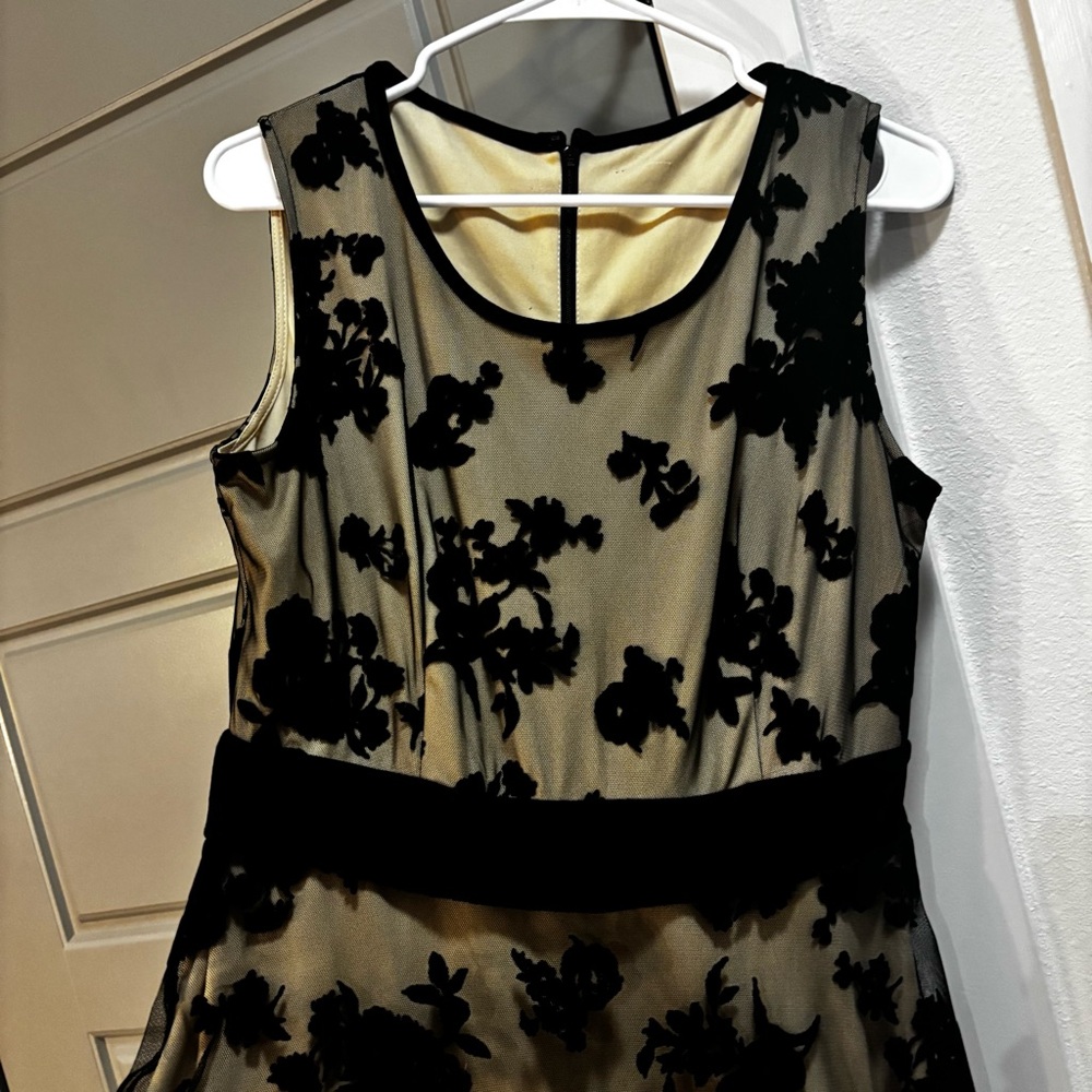Elegant Black Floral Dress - Picture 3 of 8